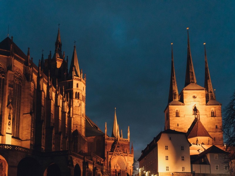 Proch&aacute;zka po Erfurtsk&eacute;m Domplatz: mosty jako červen&aacute; nit