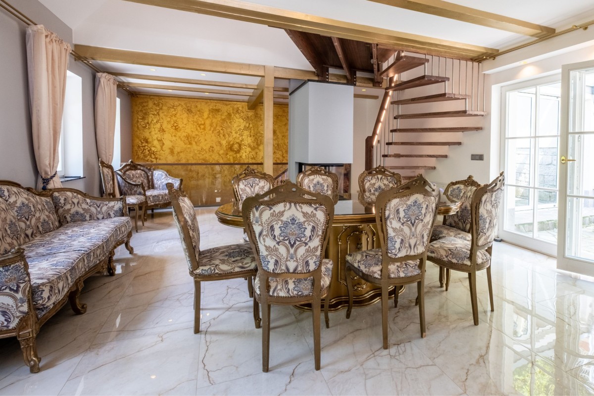 Obývací pokoj s krbem – Haus Saxonia